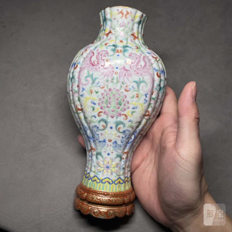 清乾隆 粉彩凤穿花纹壁瓶 - 图7